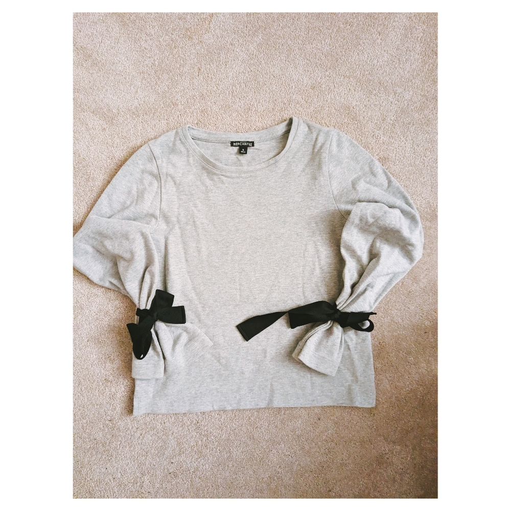 Grey sweatshirt with detailed sleeves